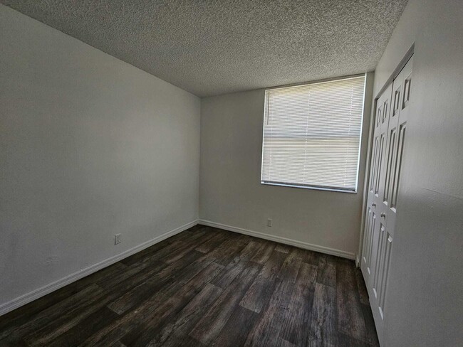Building Photo - 214 Lake Pointe Dr