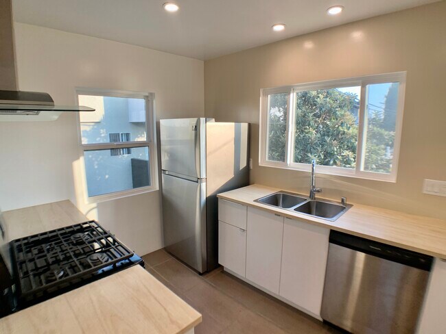 Equipo - 1312 S Victoria Ave