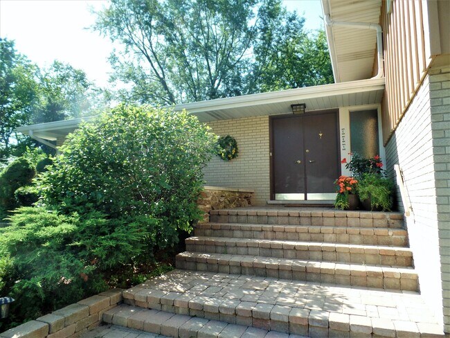 Building Photo - 661 Foster Ave