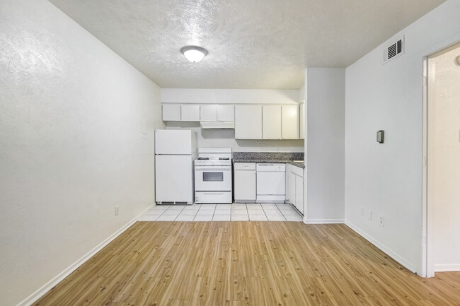 400 Sq. Ft. Jr. Bedroom - The Cluster Apartments