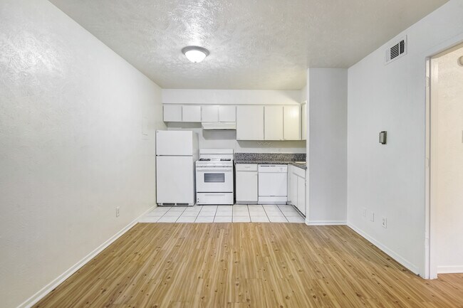 Dormitorio junior de 400 pies cuadrados - The Cluster Apartments