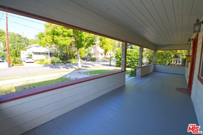 Building Photo - 1093 Avoca Ave