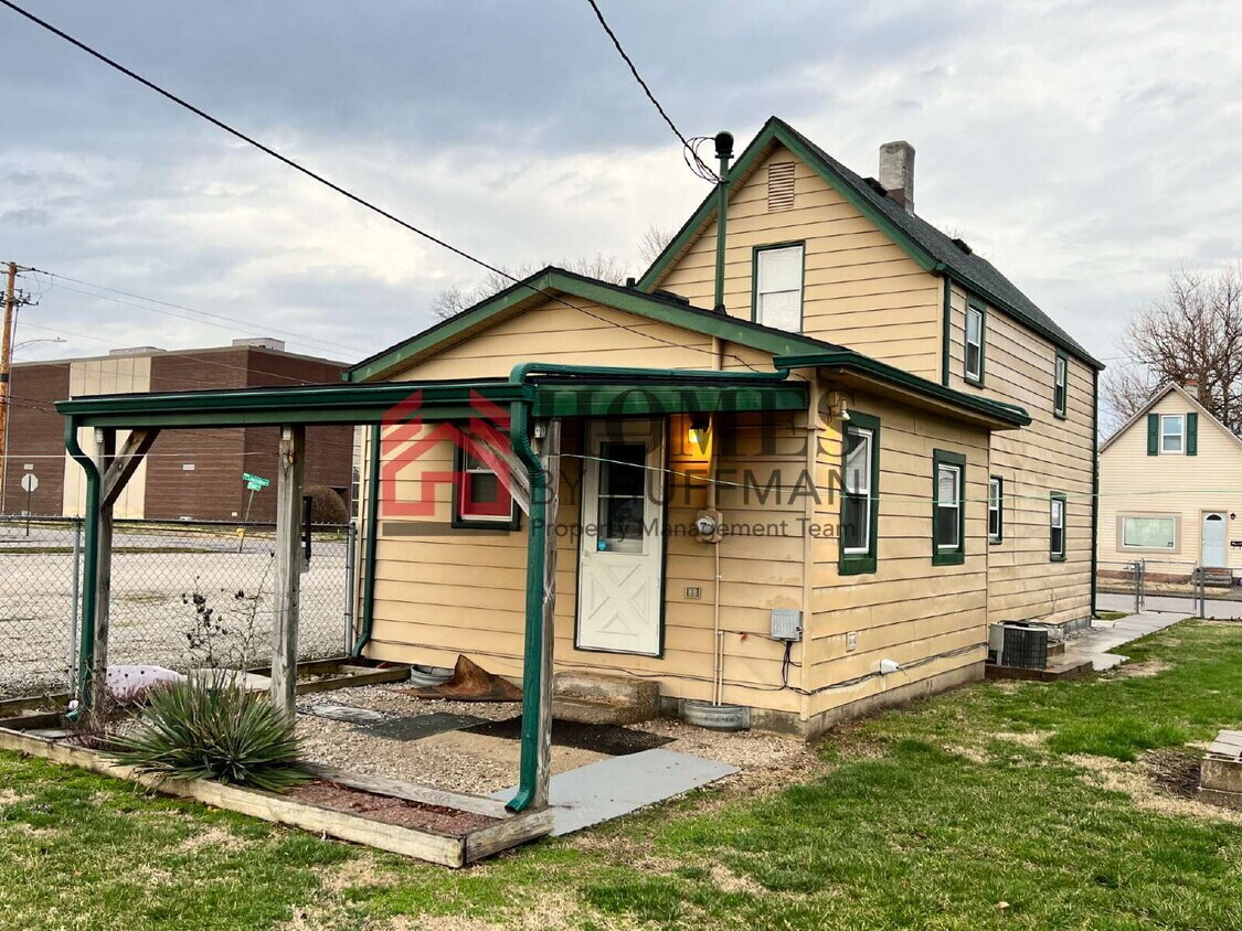 Foto del edificio - Spacious One Bedroom House | Garage | Fenced Yard