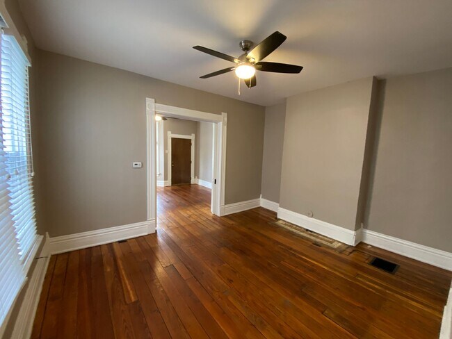 Foto del edificio - 223-225 W 8th Ave