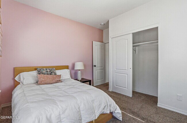 Foto del edificio - 13470 Everingham St