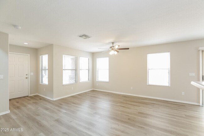 Foto del edificio - 5836 E Hoover Ave