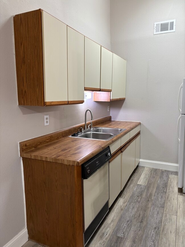 Foto del edificio - 824 Hardy Springs Cir