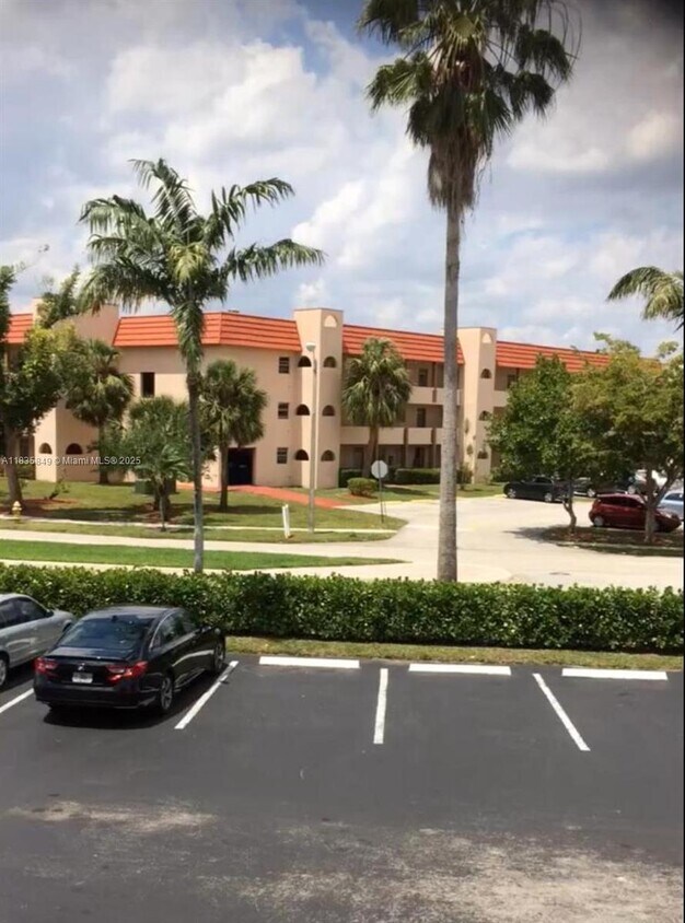 Foto principal - 3000 Sunrise Lakes Dr W
