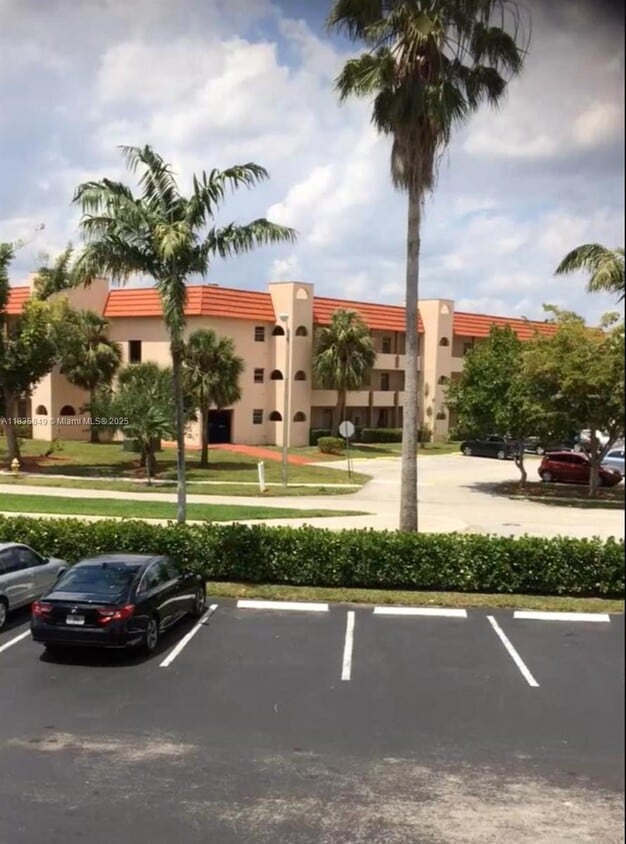 Primary Photo - 3000 Sunrise Lakes Dr W