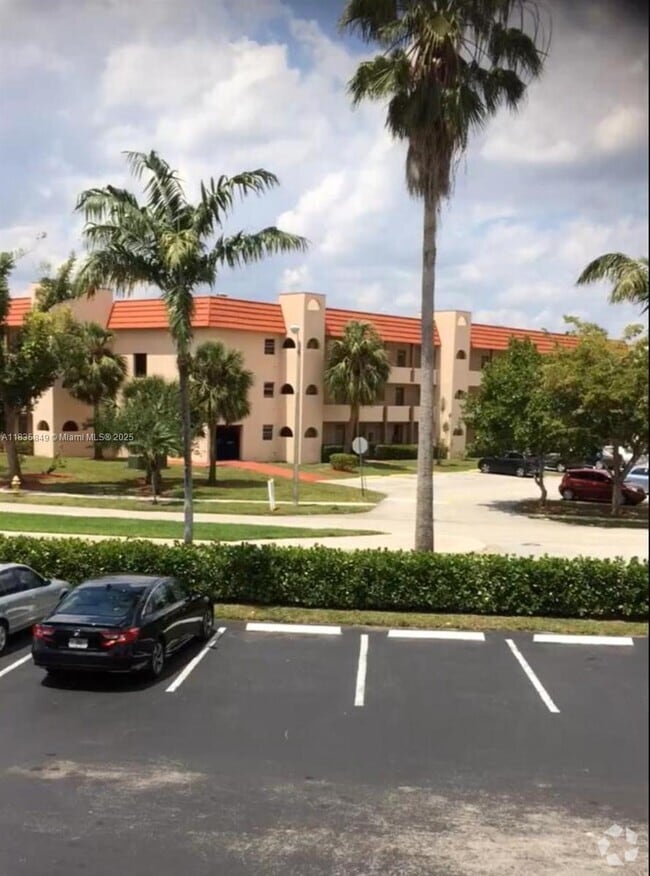 Building Photo - 3000 Sunrise Lakes Dr W