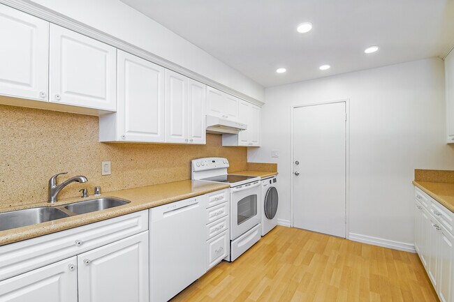 Foto del edificio - 4807 Woodley Ave