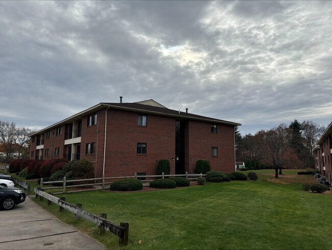 Foto del edificio - 332 Abbott Farm Ln