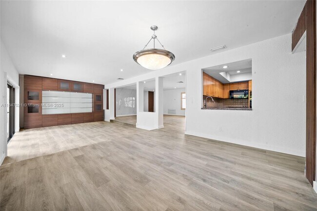 Building Photo - 19402 NE 19th Ct