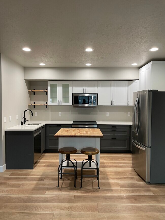 Foto del edificio - 4643 Balsam Dr