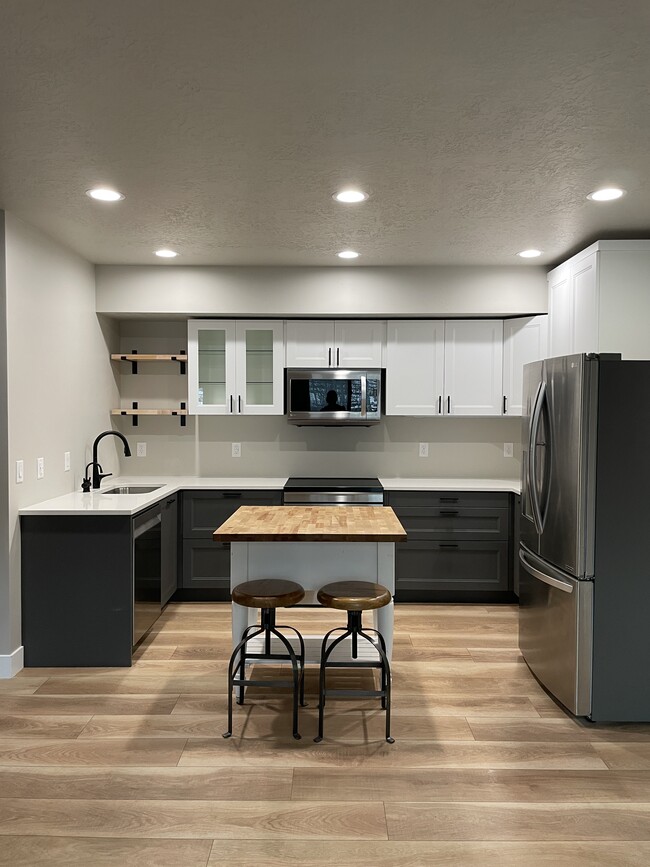 Building Photo - 4643 Balsam Dr