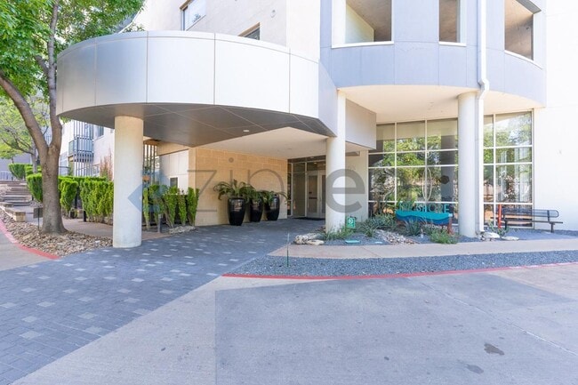 Building Photo - 603 Davis St