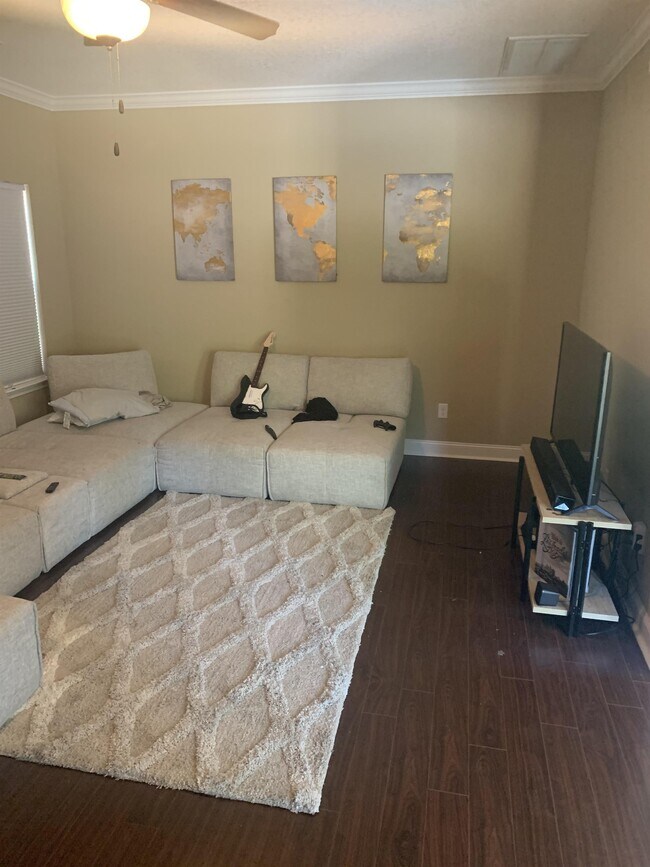 Foto del edificio - 723 Waterlily Ct