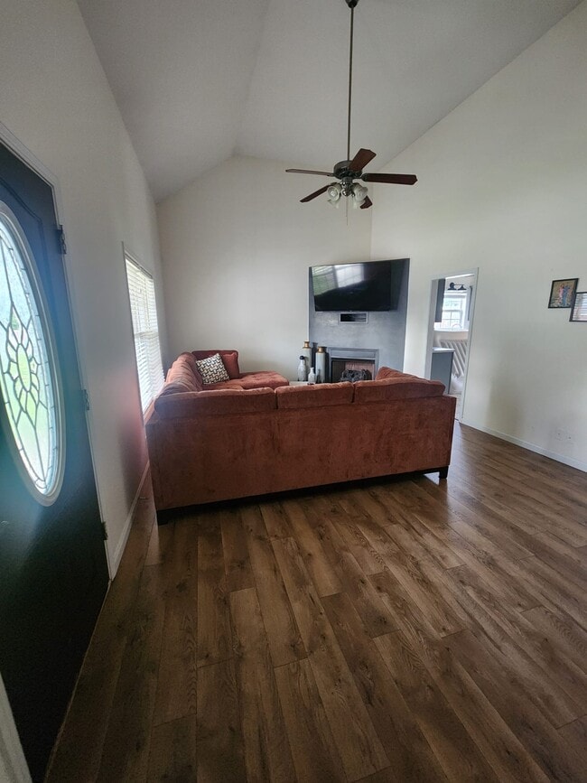 Foto del edificio - 1524 Cedar Springs Cir