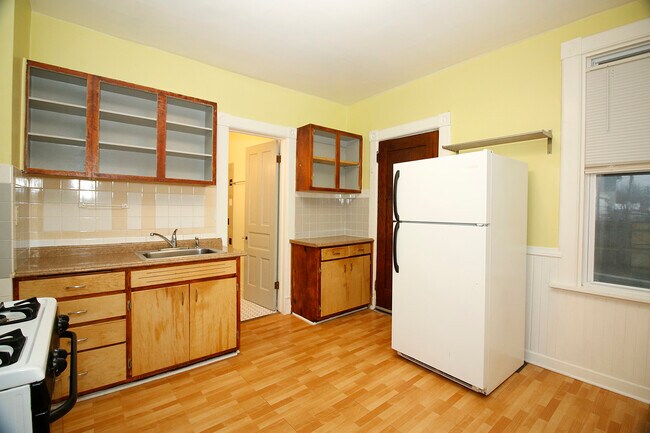 Kitchen - 517 E Burleigh St