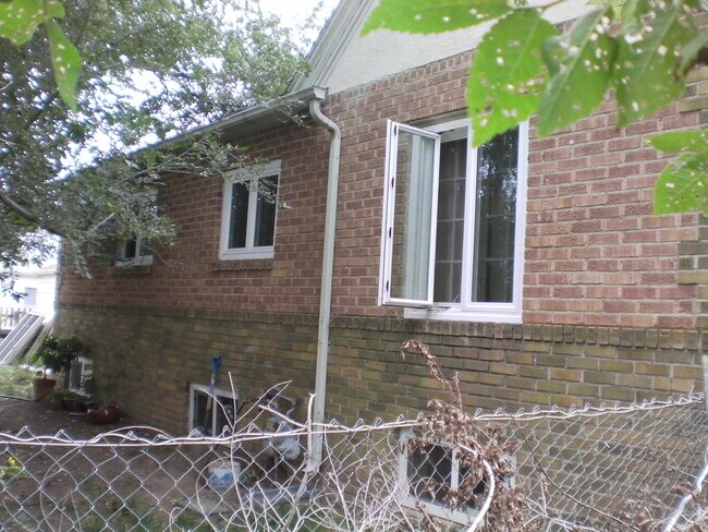 Patio delantero de la esquina noroeste - 444 N Custer Ave