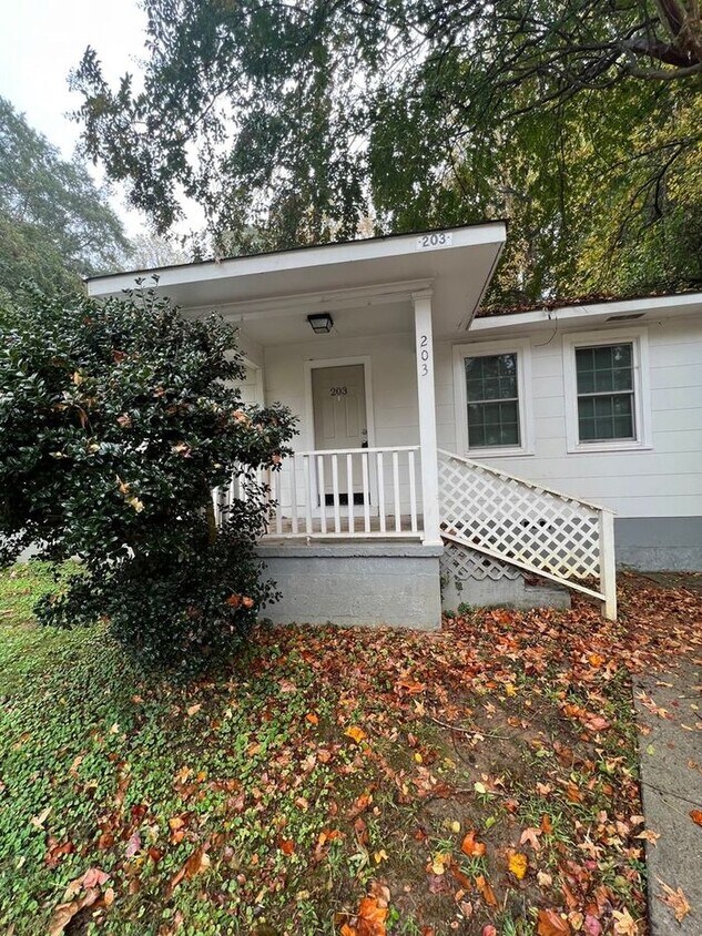 Newly Remodeled 2 Bed/ 1 Bath Duplex House Rental in Greenville, SC