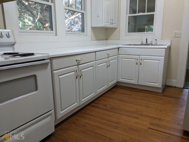 Building Photo - 300 Ridgewood Ave