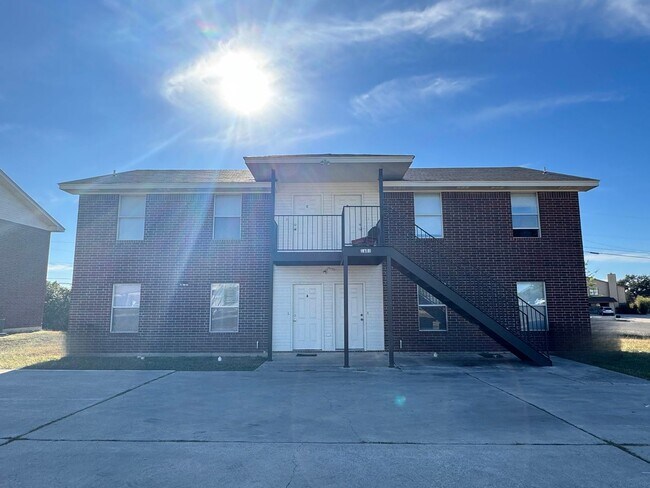 Foto del edificio - 1603 Cedarhill Dr