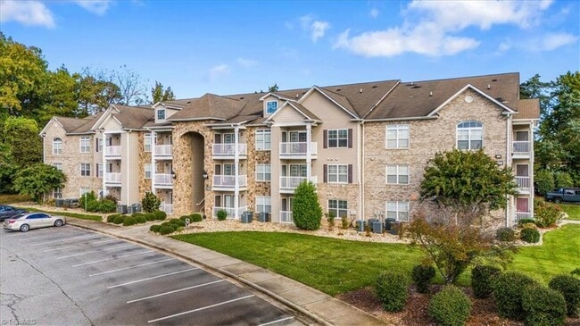 Foto del edificio - 7104 W Friendly Ave