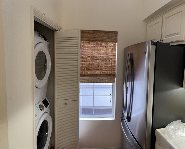 Building Photo - 260 Caldecott Ln