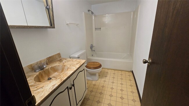 Building Photo - 5 Yorkshire Ln