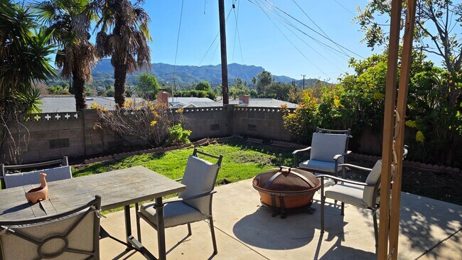 Foto del edificio - Spacious 4-Bedroom 2 Bath Home with a Large, Serene Backyard and Courtyard.