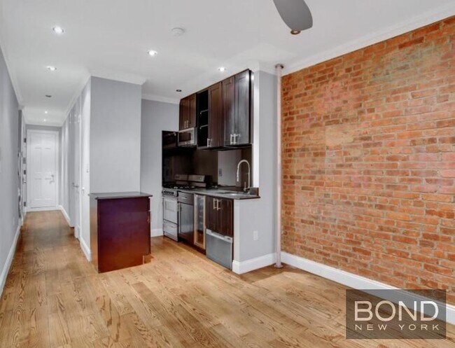 Foto del edificio - 438 W 52nd St