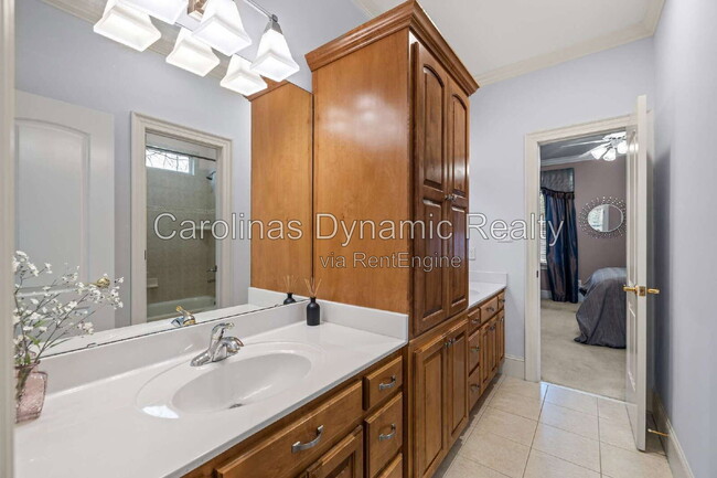 Building Photo - 1009 Honors Ct