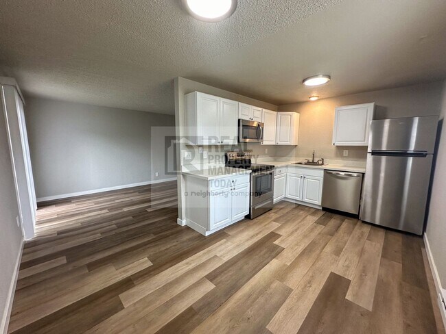 Building Photo - Updated 3 Bedroom Apartment!