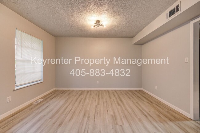 Building Photo - REMODELED 2 Bed 2 Bath 1 Mile West from Campus!