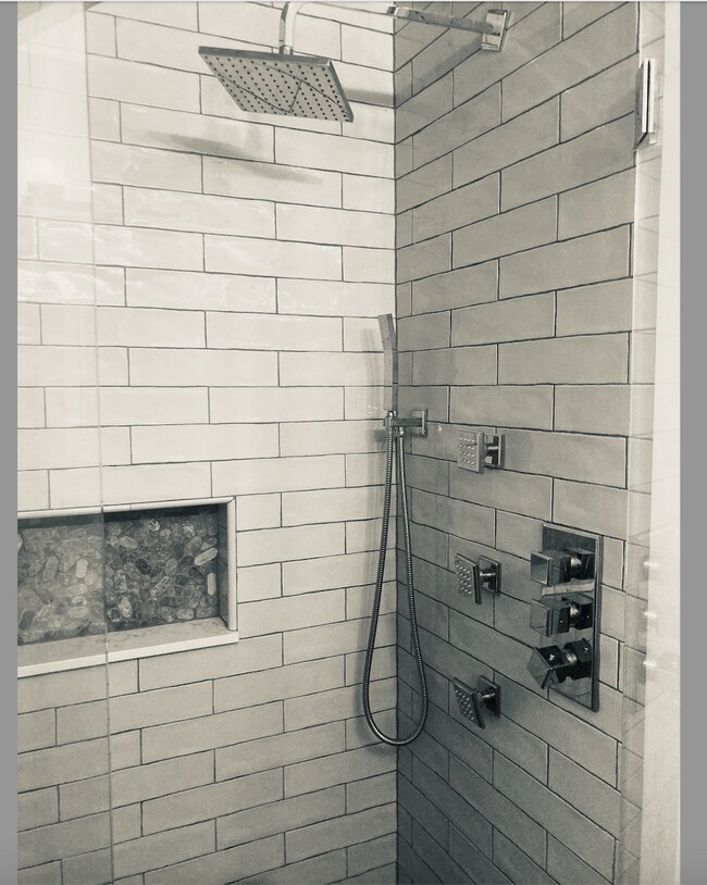 bath - 5601 Dunmoyle St