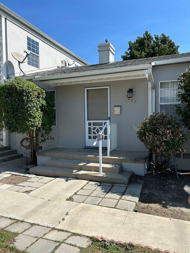 Primary Photo - 1209 Alameda W Ave