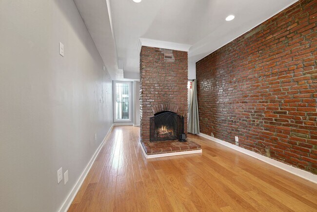 Foto del edificio - 2 Bedroom 1 Bathroom Rowhouse // H-Street Corridor // Private Parking Included!