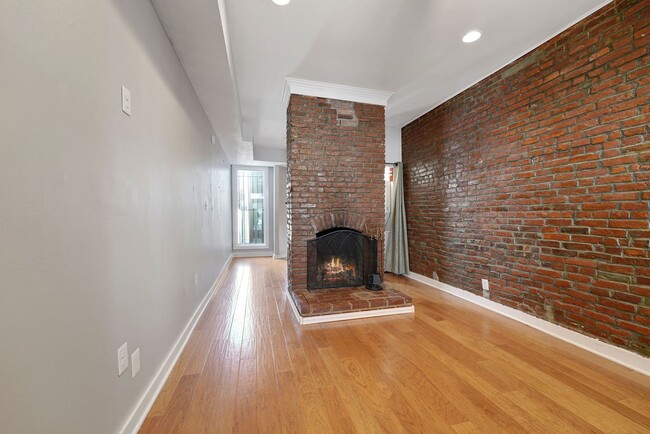 Building Photo - 2 Bedroom 1 Bathroom Townhouse // H-Street...