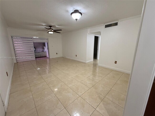 Building Photo - 1560 W 46th St