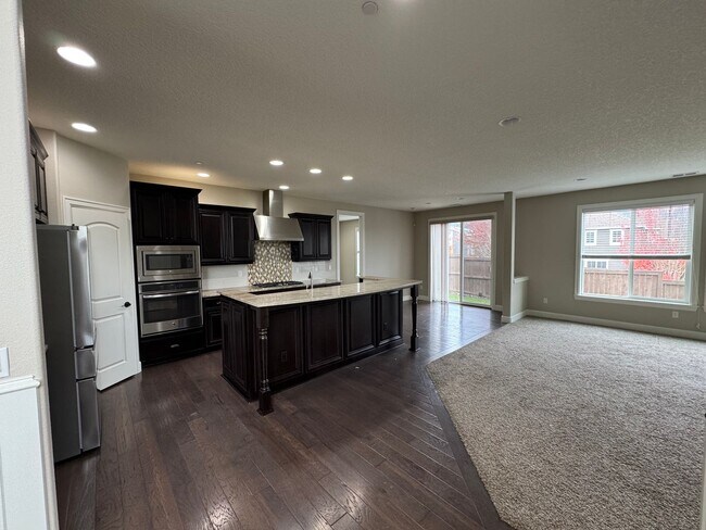 Building Photo - Gorgeous 5 Bedroom 3.5 Bath Corner Single ...