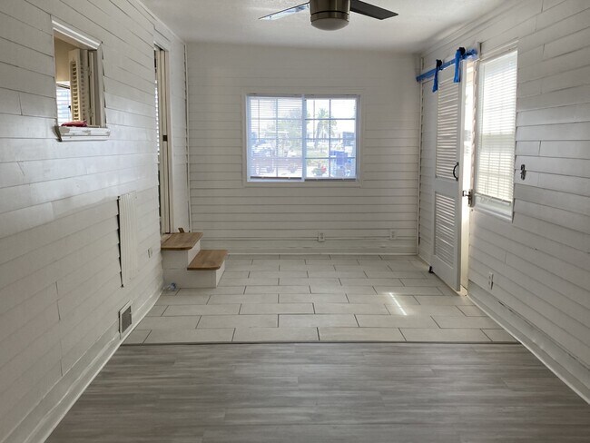 Building Photo - 1475 Flamingo Dr