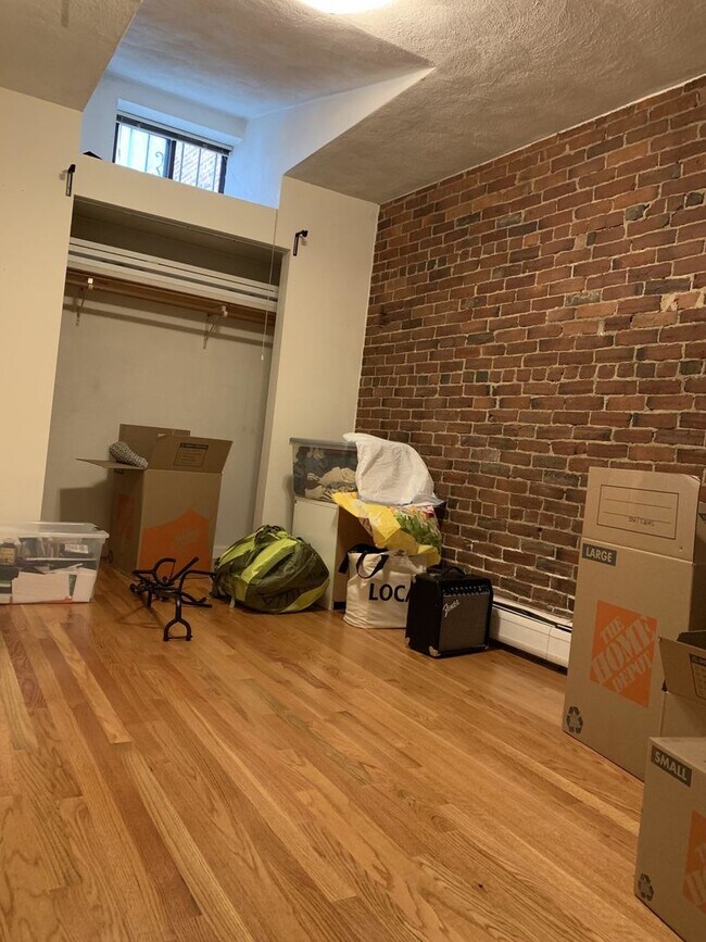 Building Photo - Huge, unique loft style 3 bed!!