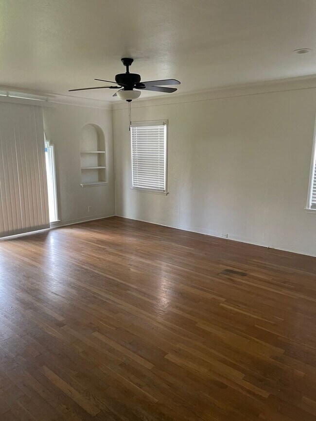 Building Photo - Spanish Style 3 bedroom / 2 bath Home