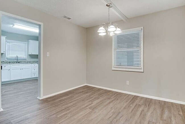 Foto del edificio - 3402 Longleaf Dr
