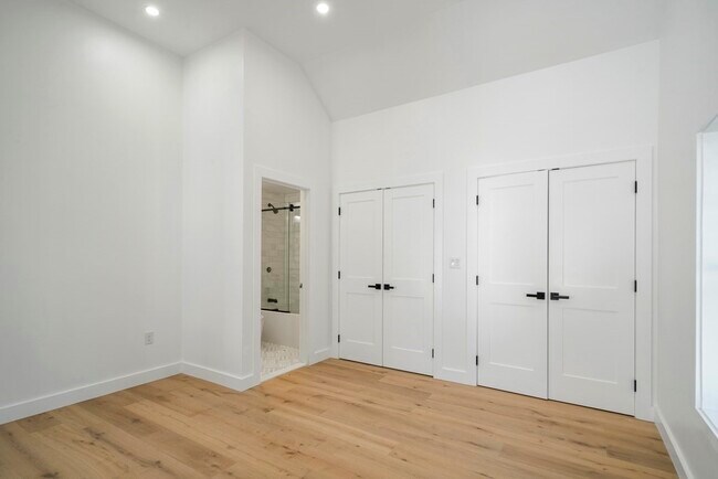 Building Photo - 76 5th St