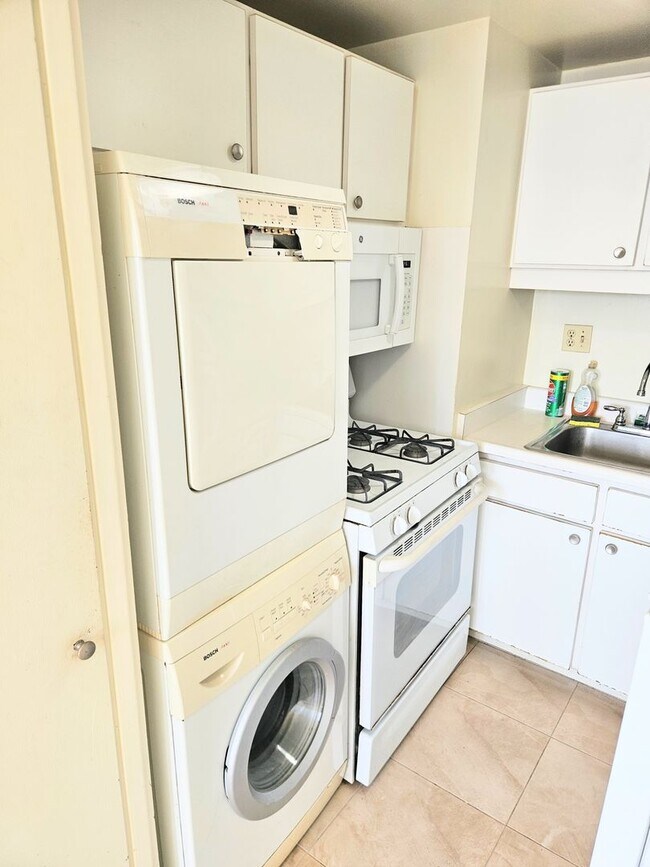 Foto del edificio - Punahou Pulelehua 2 Bedroom 1 Bathroom 1 Parking 15th Floor Condominium