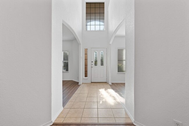 Building Photo - Charming Home Awaits: Spacious & Modern Li...