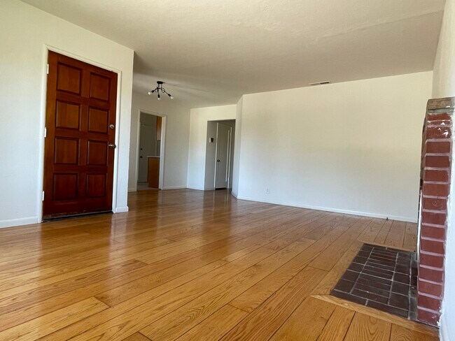 living room, diff view - 1200 Elm St