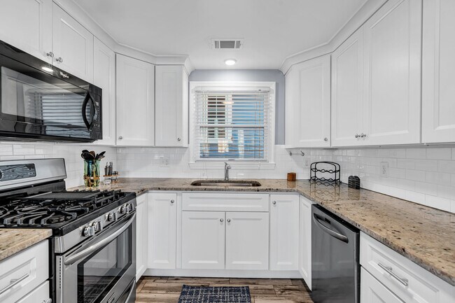 Building Photo - 10 Pershing Ave